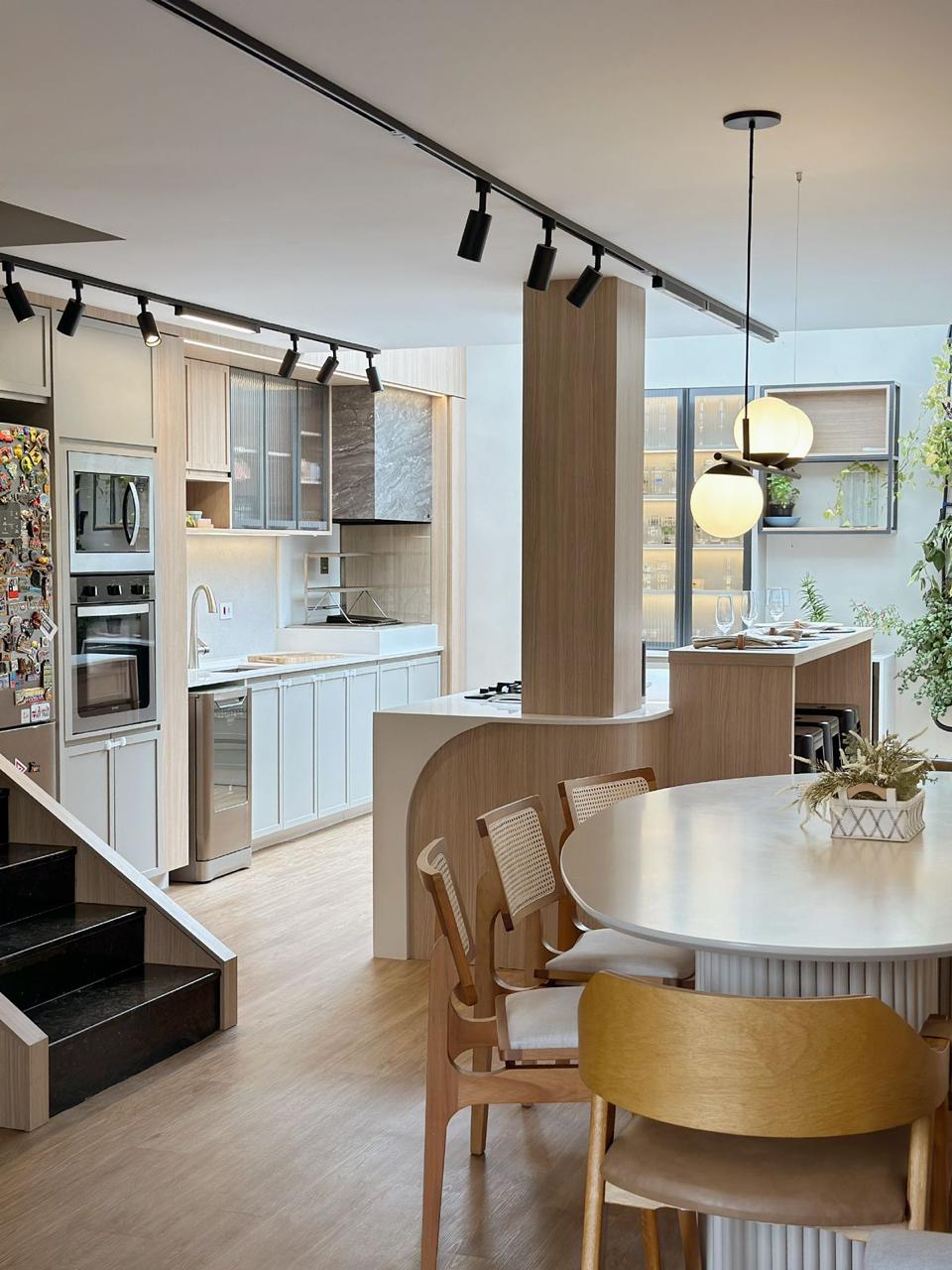 Integração da cozinha com sala de jantar e marcenaria sob medida